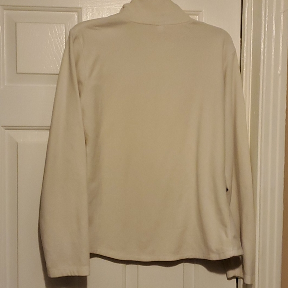 Gap white fleece jacket ๐3 For $15๐ - Picture 4 of 5